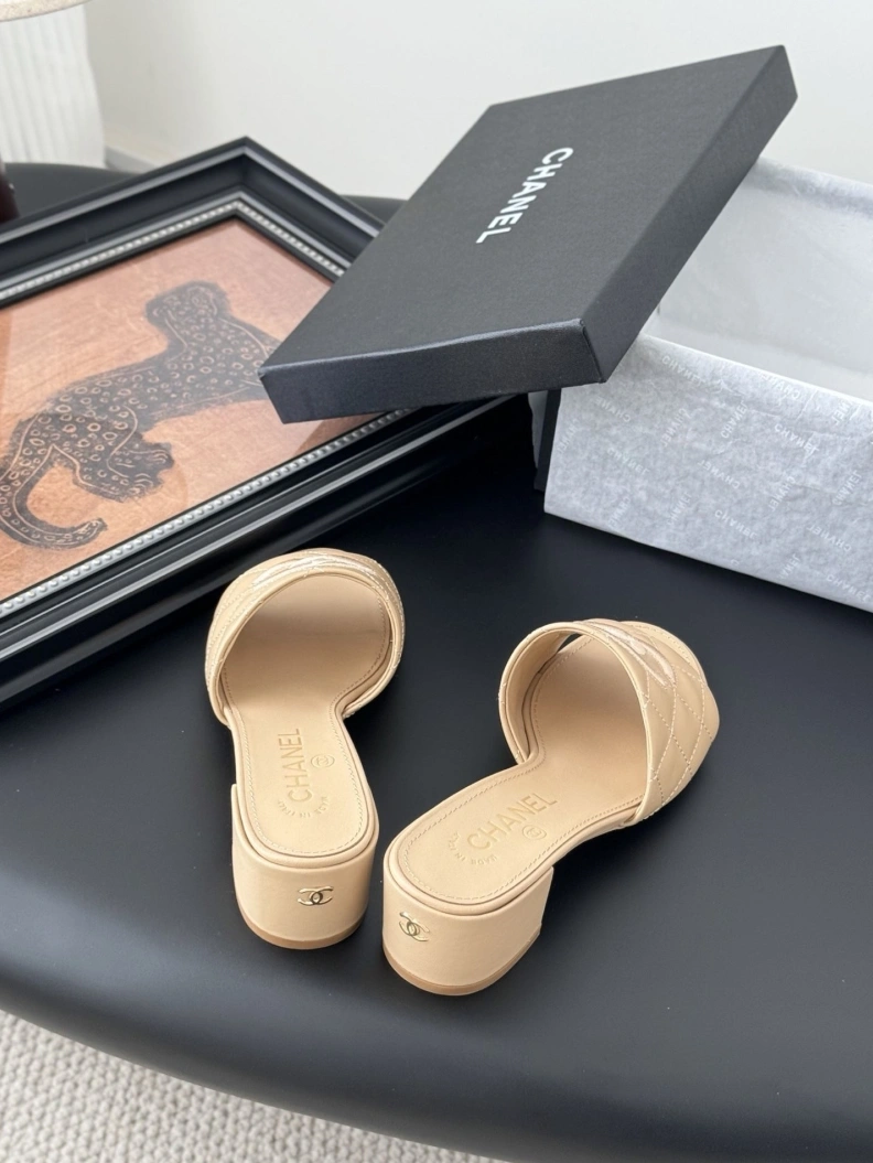 Trendy Chxnxl Slippers 118928