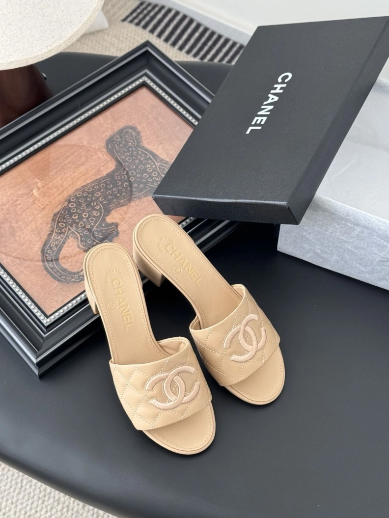 Trendy Chxnxl Slippers 118928