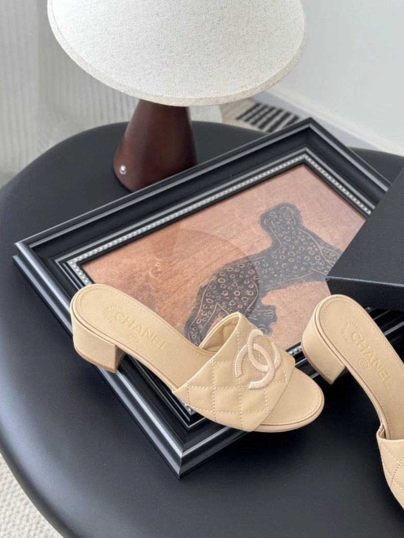Trendy Chxnxl Slippers 118928