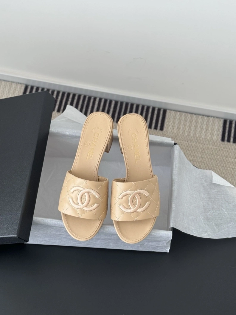 Trendy Chxnxl Slippers 118928