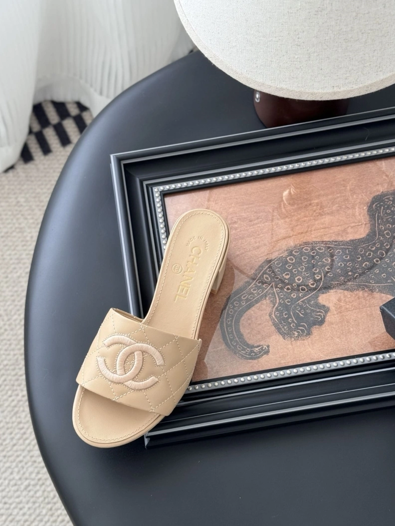 Trendy Chxnxl Slippers 118928