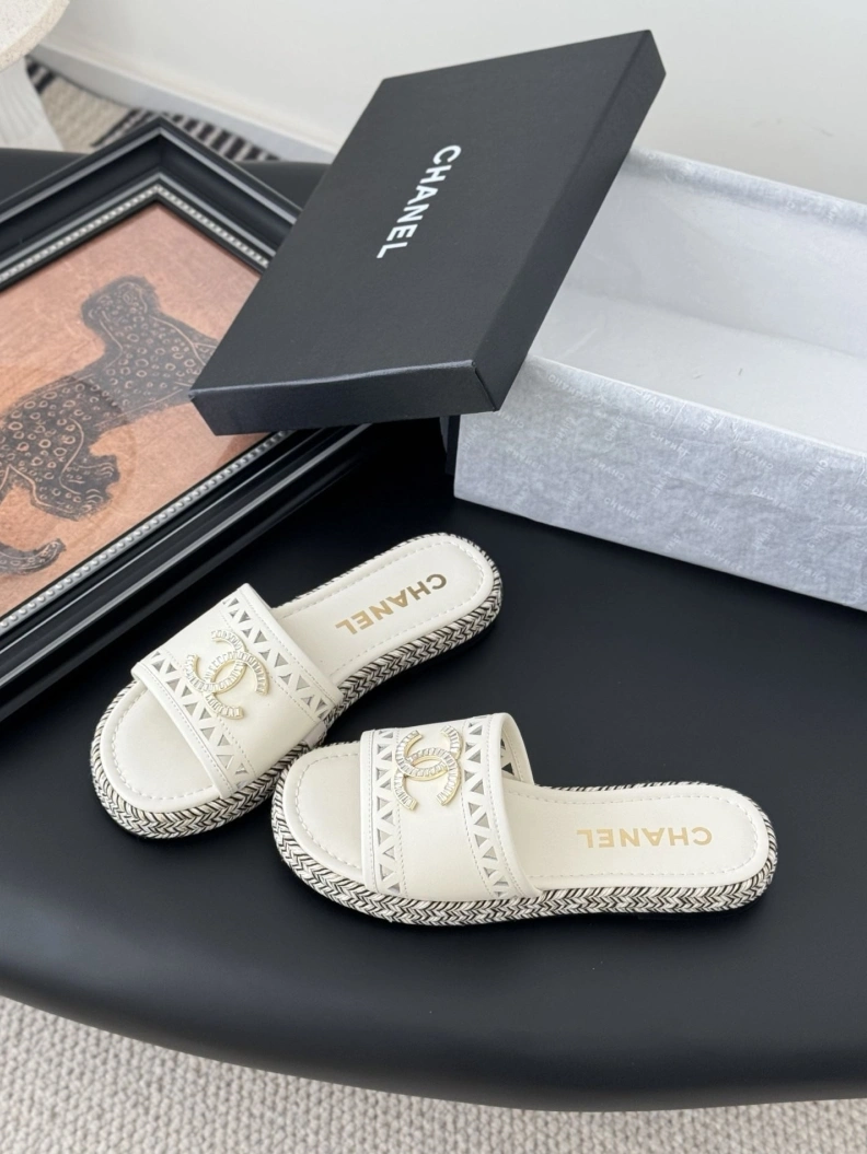 Trendy Chxnxl Slippers 118911
