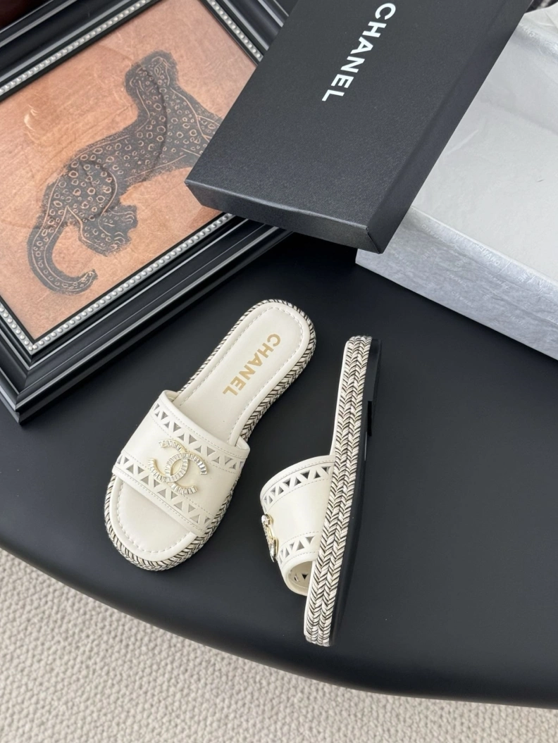 Trendy Chxnxl Slippers 118911