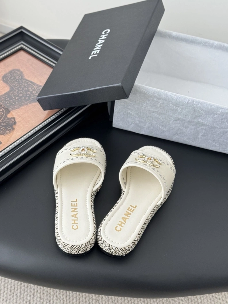 Trendy Chxnxl Slippers 118911