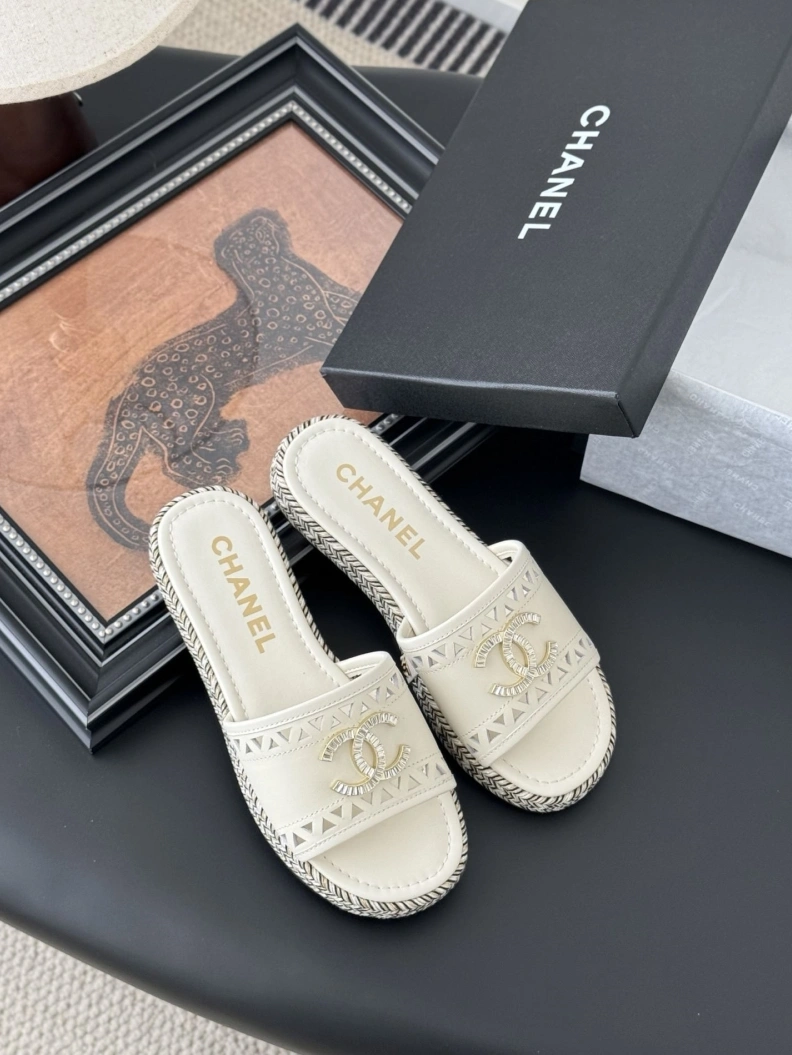 Trendy Chxnxl Slippers 118911