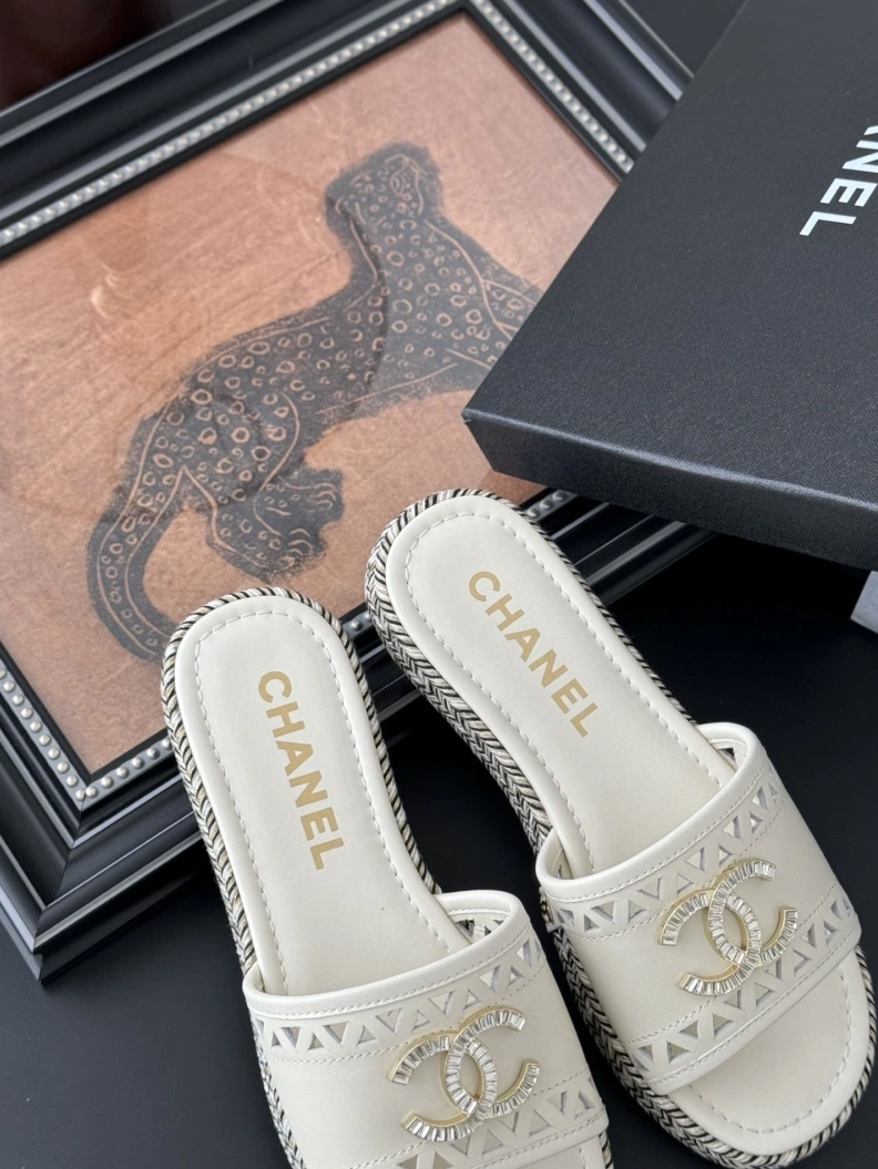 Trendy Chxnxl Slippers 118911