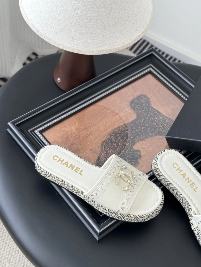 Trendy Chxnxl Slippers 118911