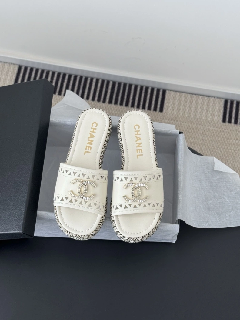 Trendy Chxnxl Slippers 118911