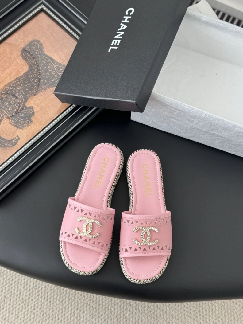 Resilient Chxnxl Slippers 118914