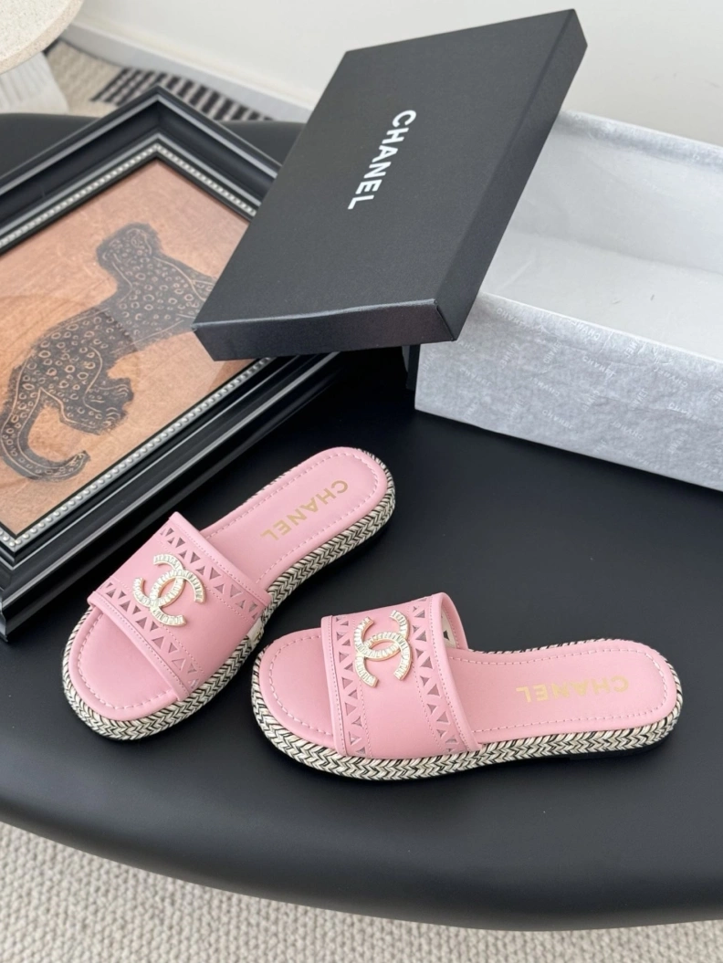 Resilient Chxnxl Slippers 118914