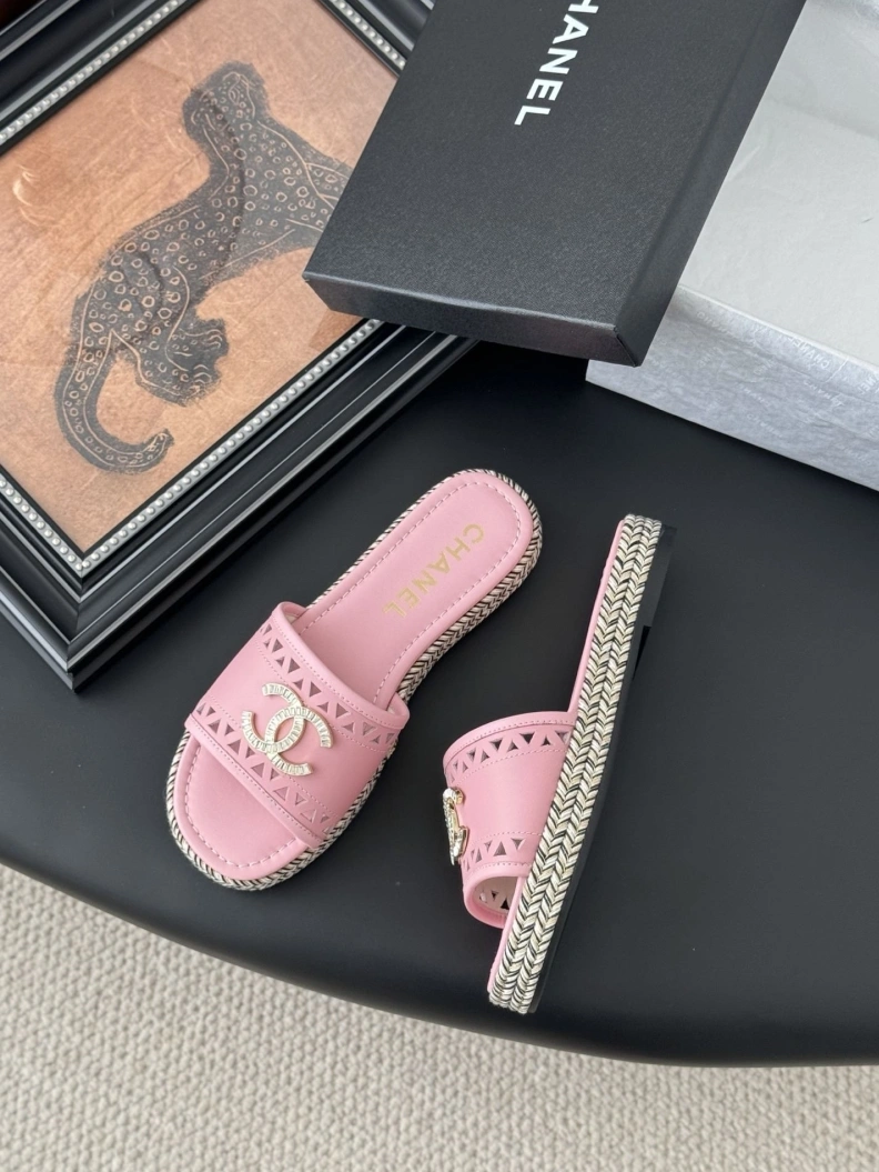 Resilient Chxnxl Slippers 118914