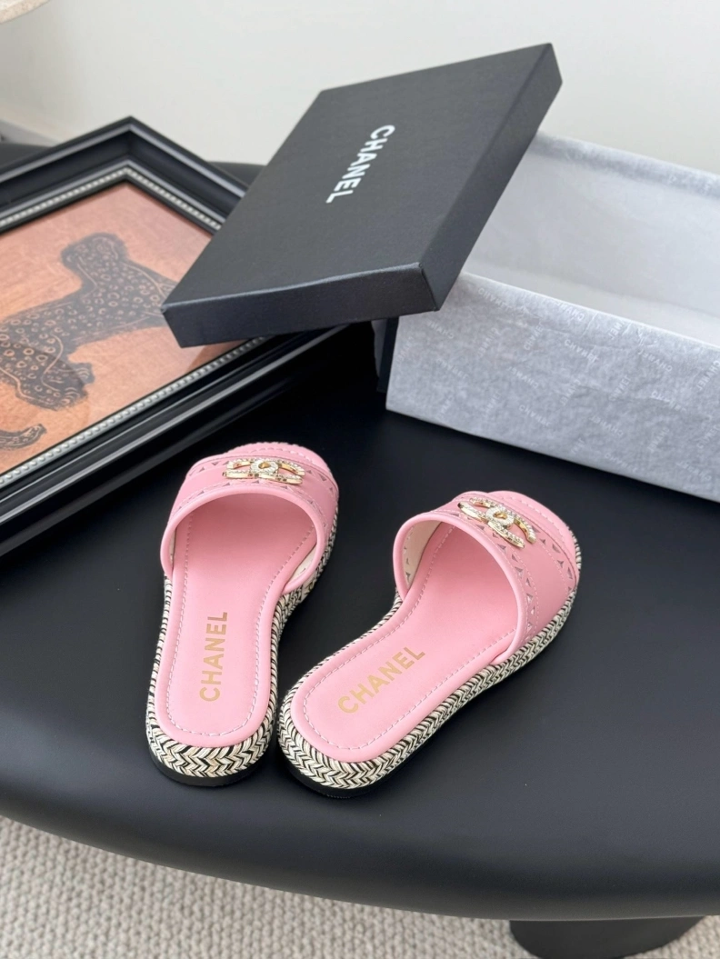 Resilient Chxnxl Slippers 118914