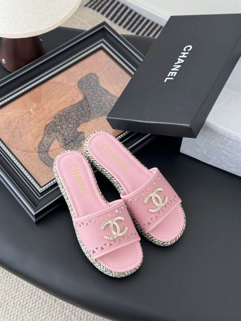Resilient Chxnxl Slippers 118914
