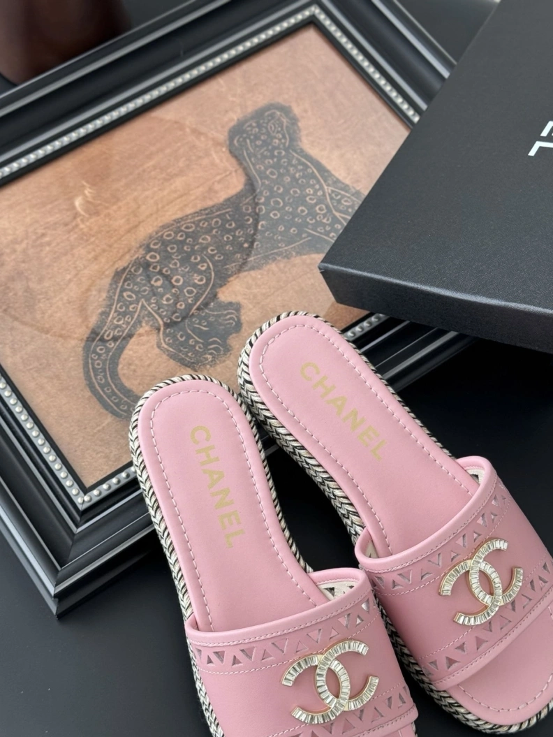 Resilient Chxnxl Slippers 118914