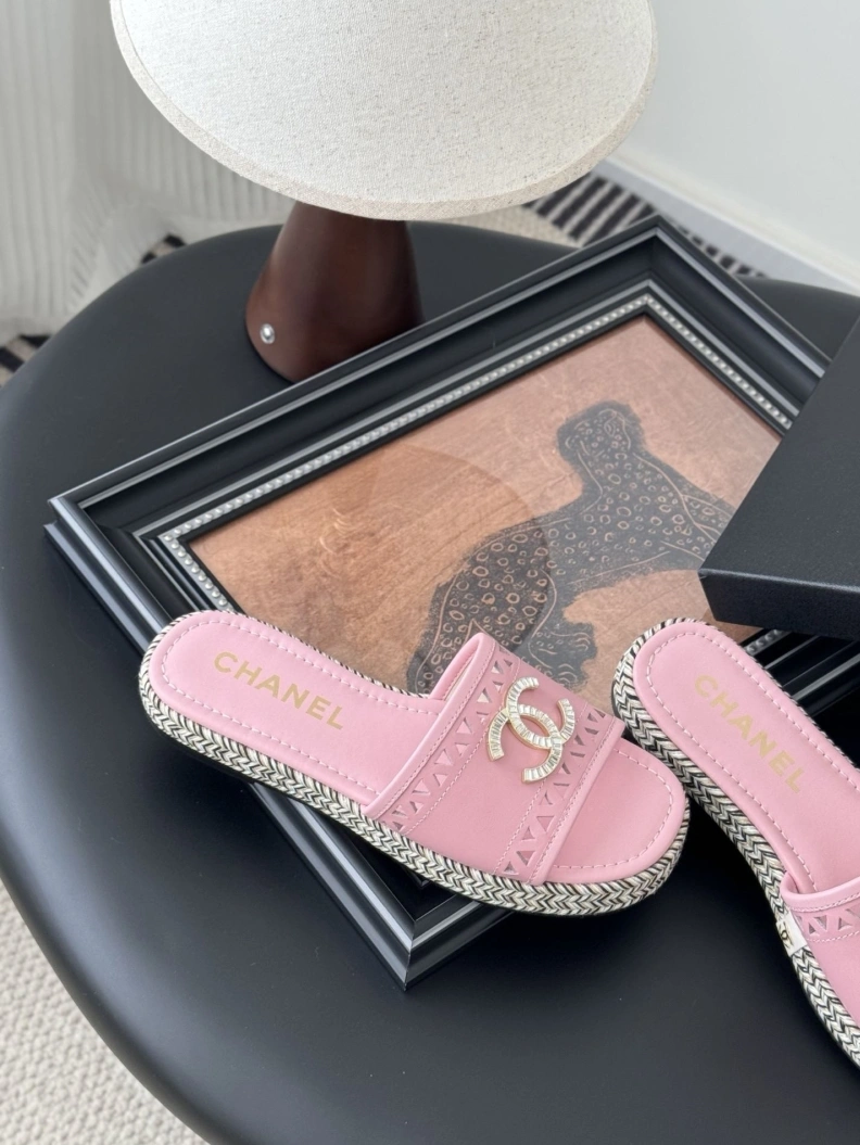 Resilient Chxnxl Slippers 118914