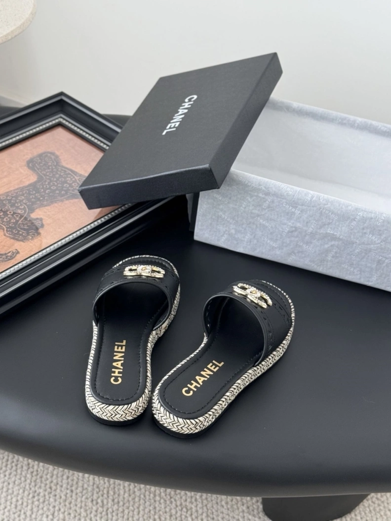 Practical Chxnxl Slippers 118916