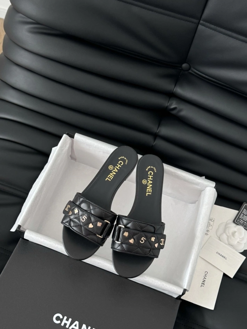 Durable Chxnxl Slippers 118905