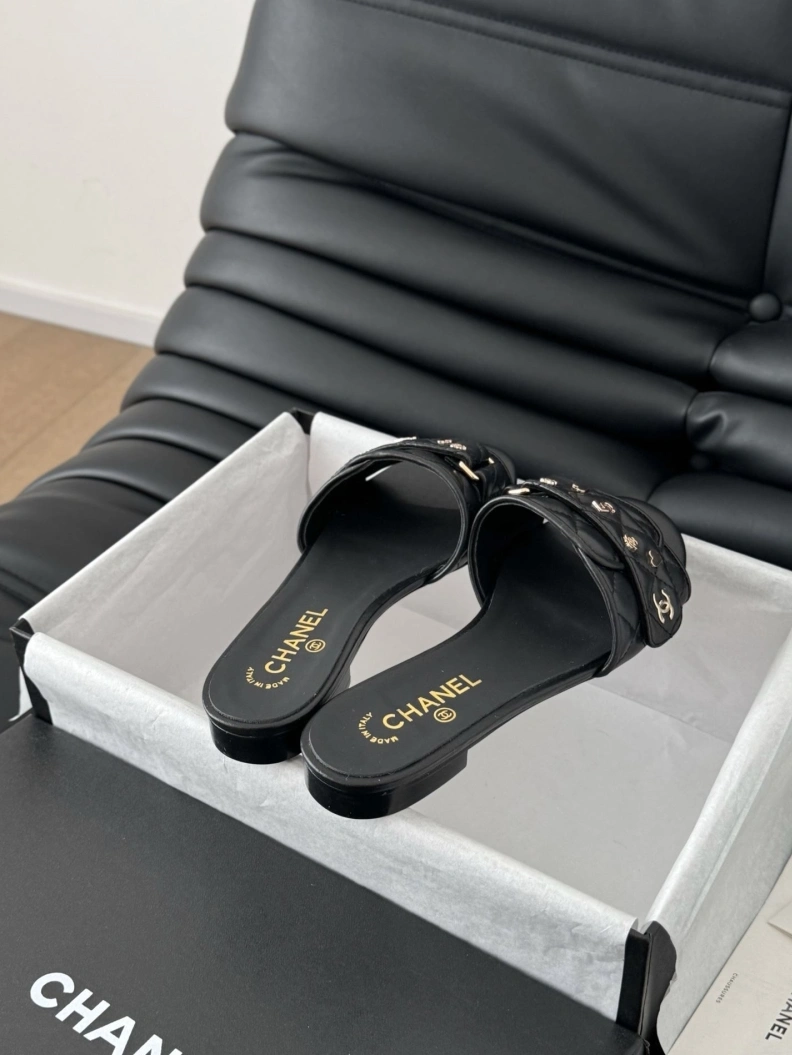 Durable Chxnxl Slippers 118905