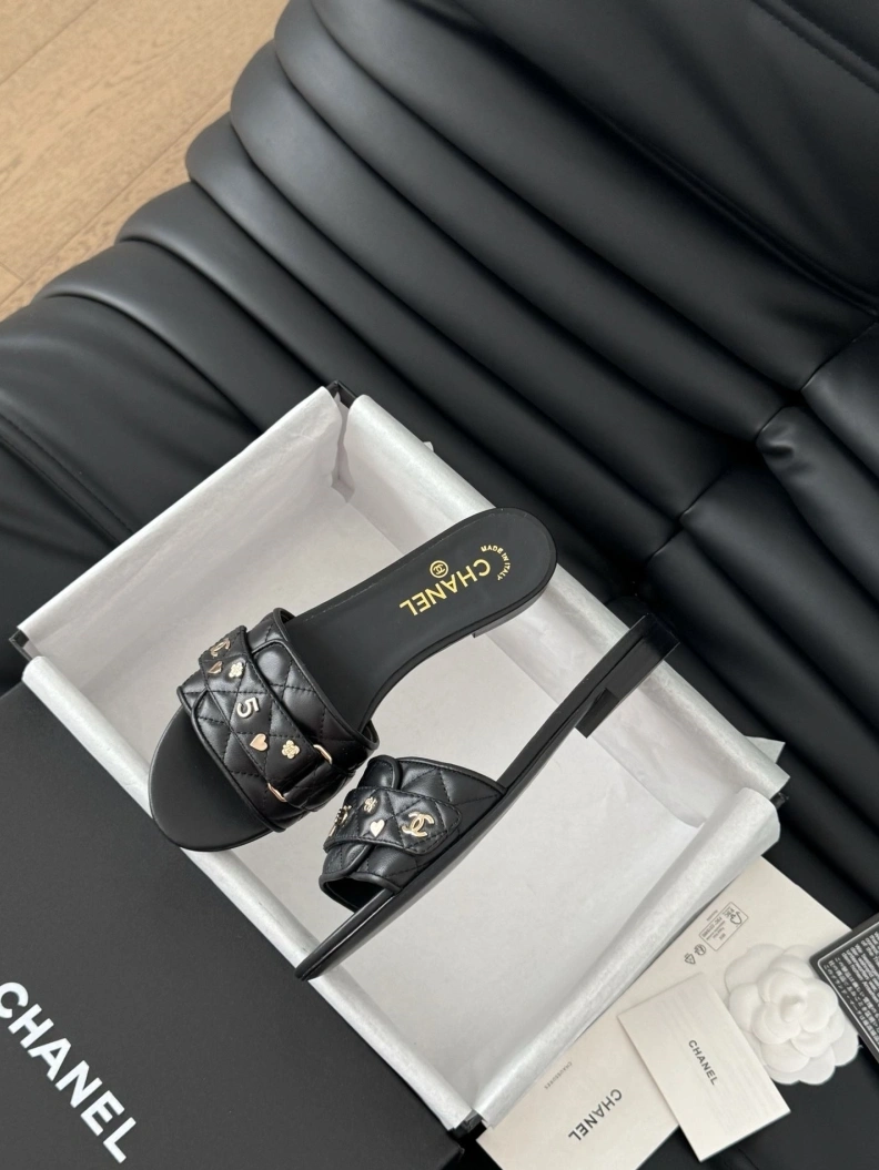 Durable Chxnxl Slippers 118905