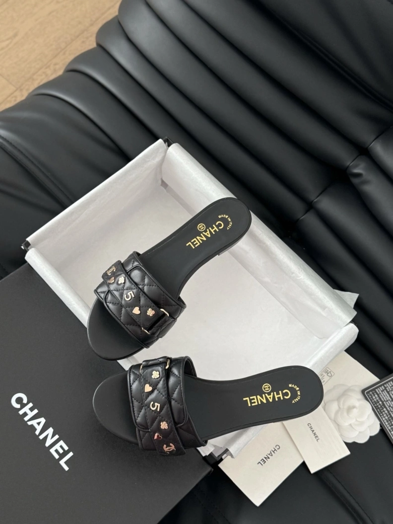 Durable Chxnxl Slippers 118905