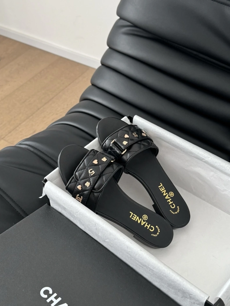 Durable Chxnxl Slippers 118905