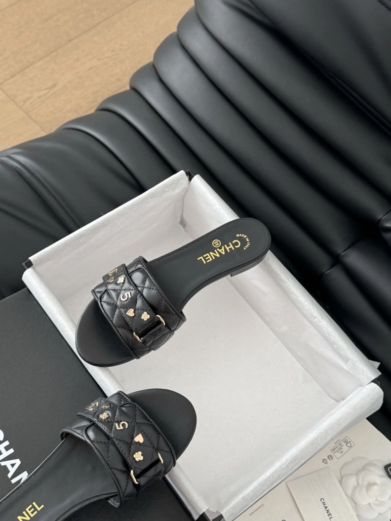 Durable Chxnxl Slippers 118905