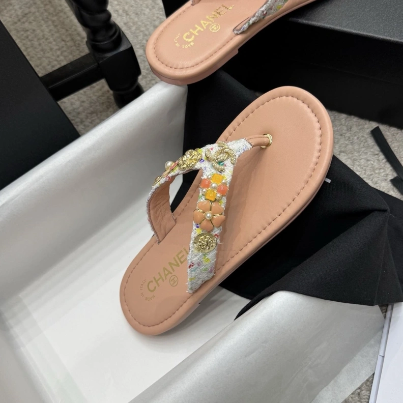 Resilient Chxnxl Slippers 118909