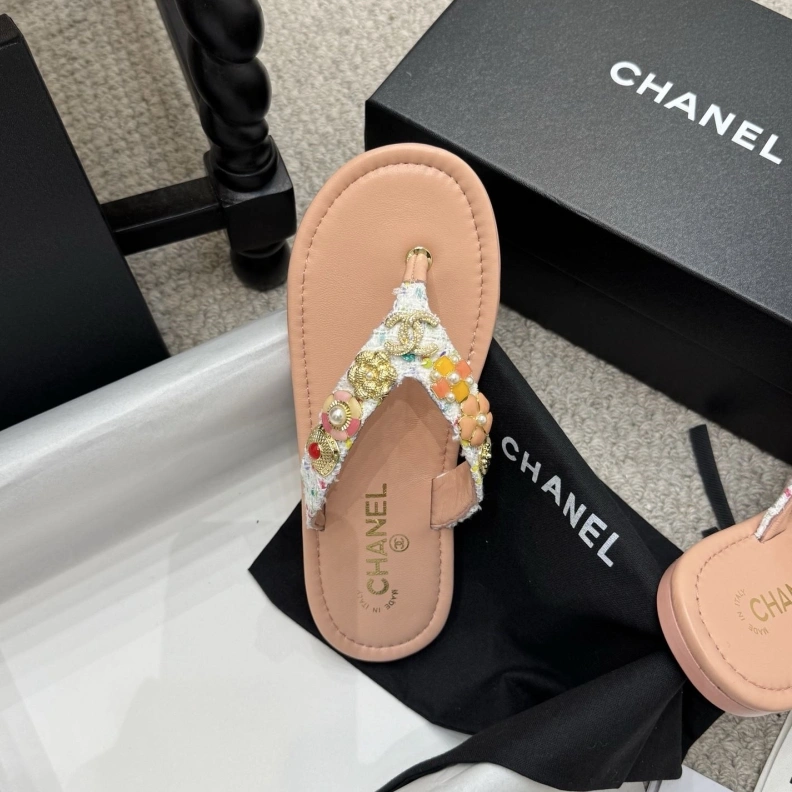 Resilient Chxnxl Slippers 118909