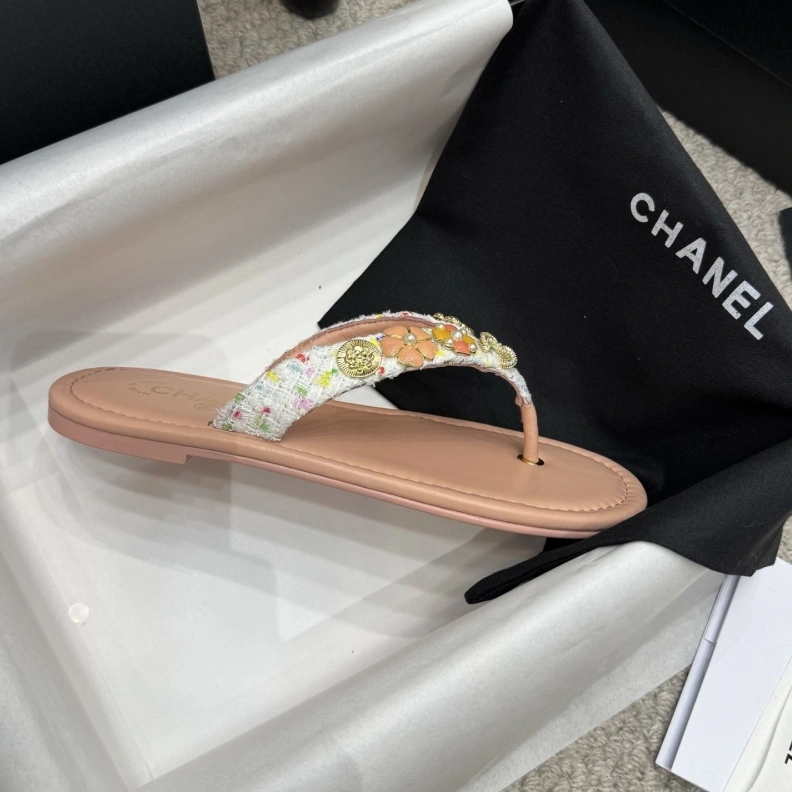 Resilient Chxnxl Slippers 118909
