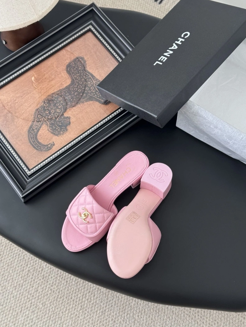 Classic Chxnxl Slippers 118902