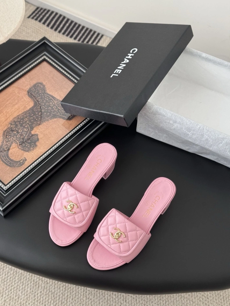 Classic Chxnxl Slippers 118902