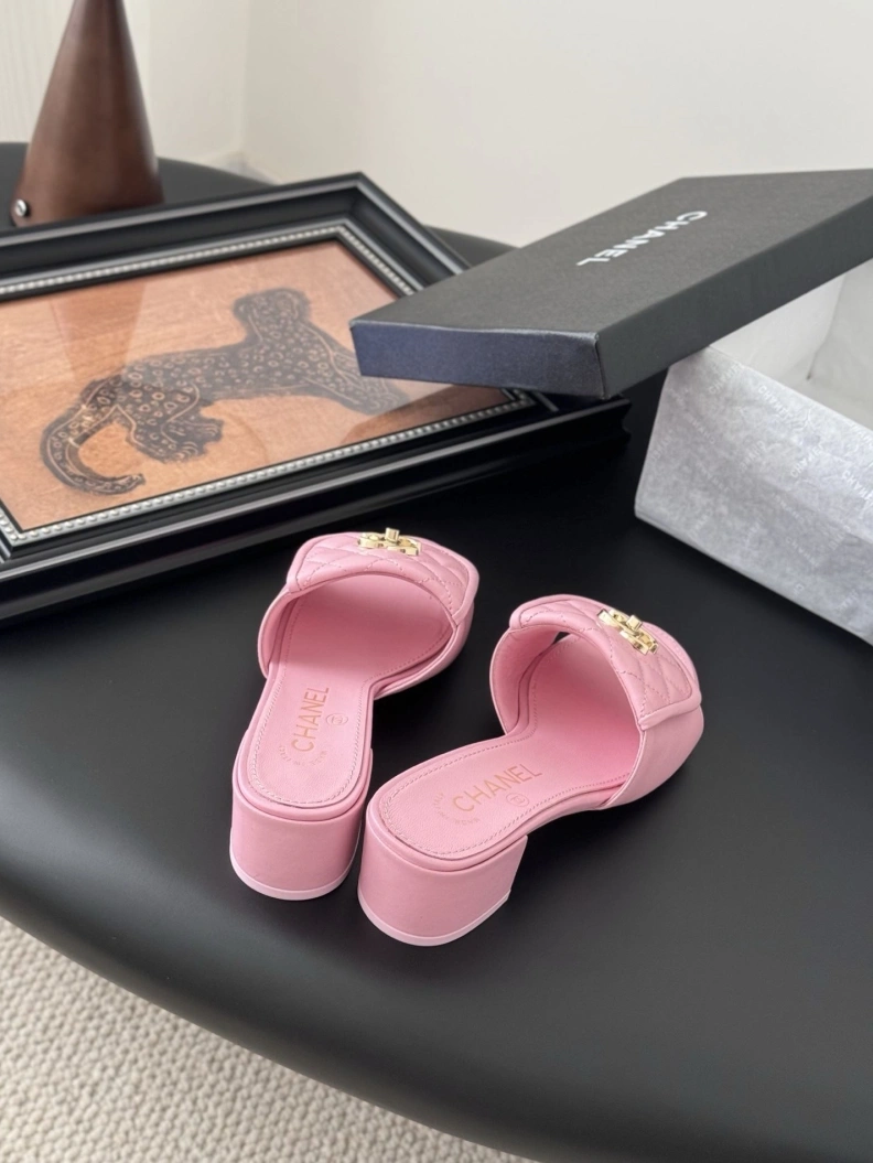 Classic Chxnxl Slippers 118902