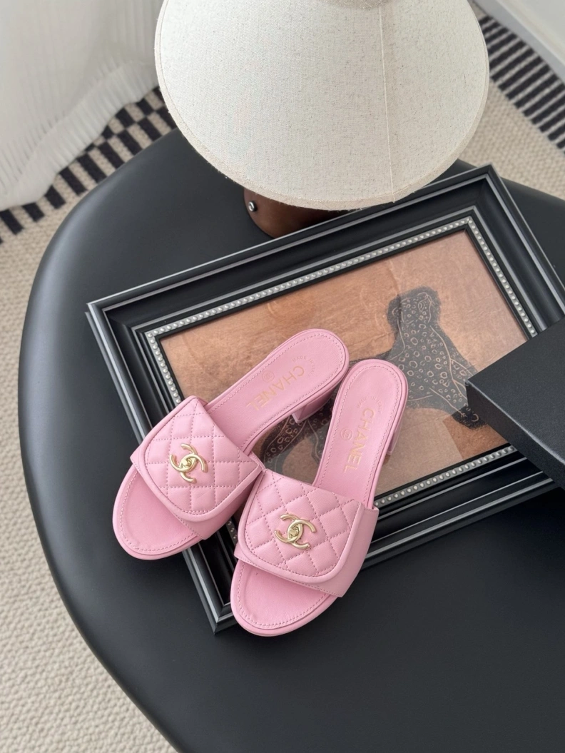 Classic Chxnxl Slippers 118902