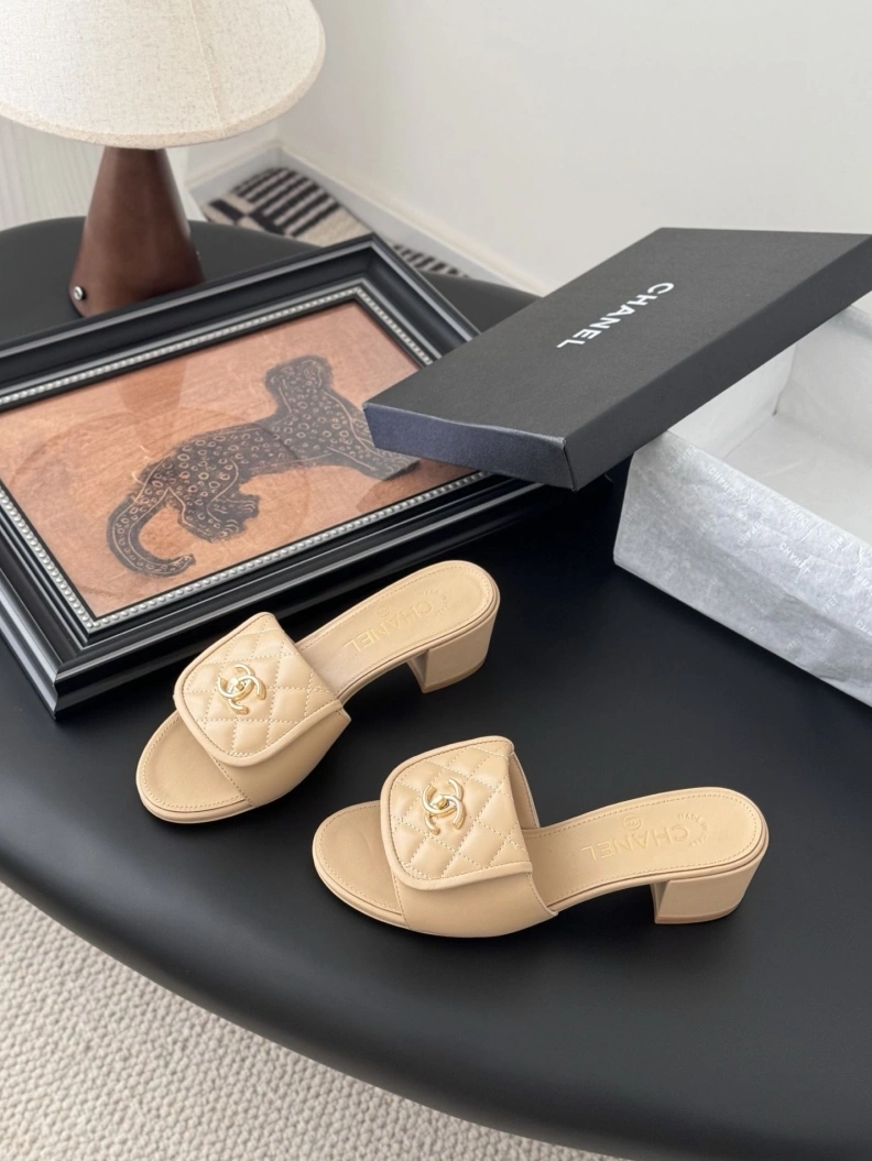 HighQuality Chxnxl Slippers 118901