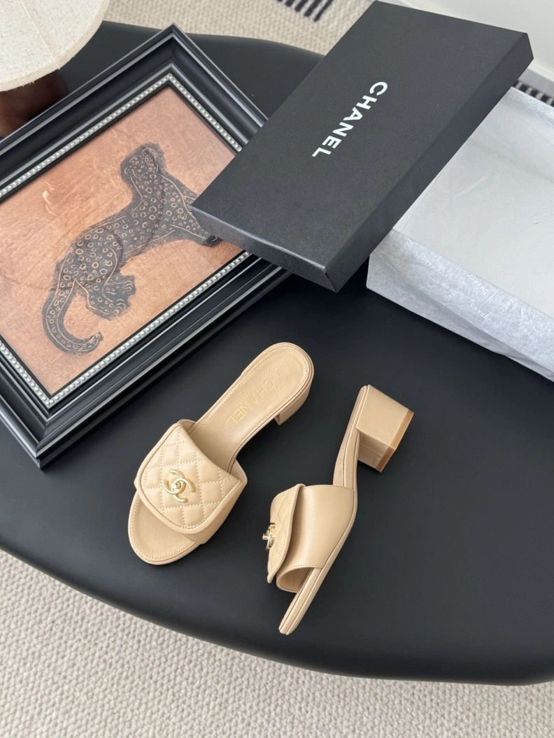 HighQuality Chxnxl Slippers 118901