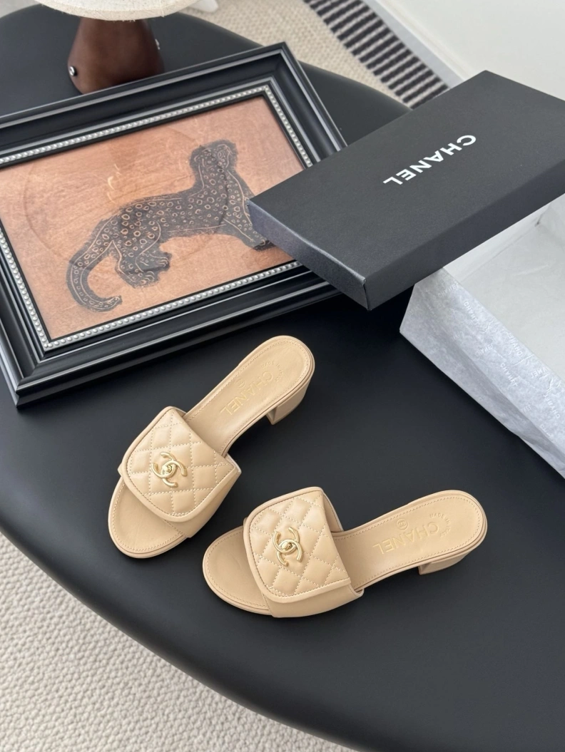 HighQuality Chxnxl Slippers 118901