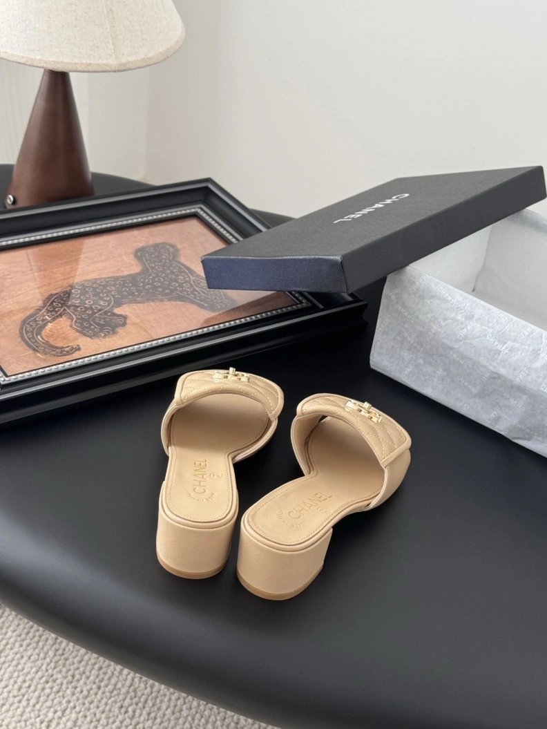 HighQuality Chxnxl Slippers 118901