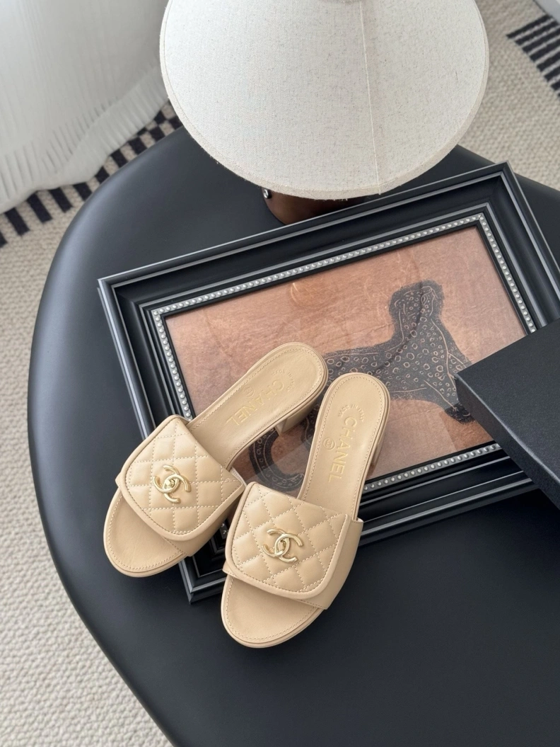 HighQuality Chxnxl Slippers 118901