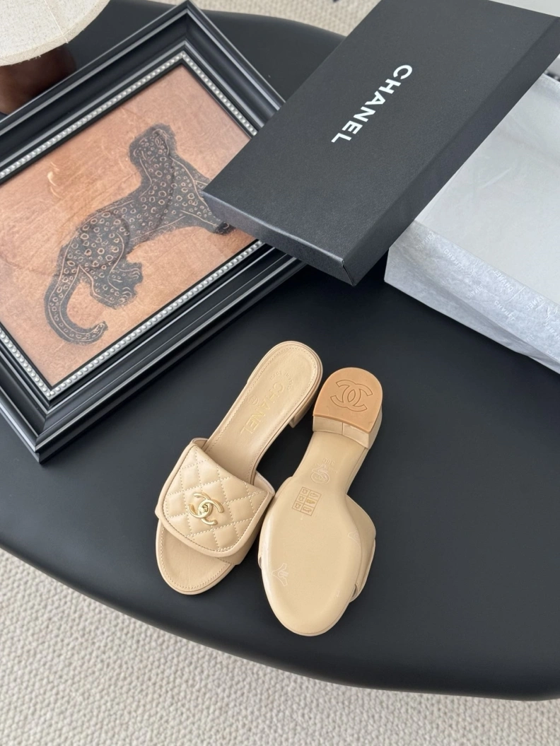 HighQuality Chxnxl Slippers 118901