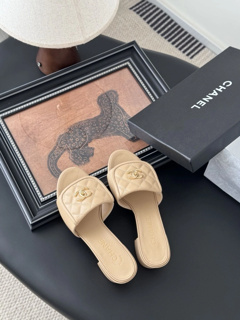 HighQuality Chxnxl Slippers 118901