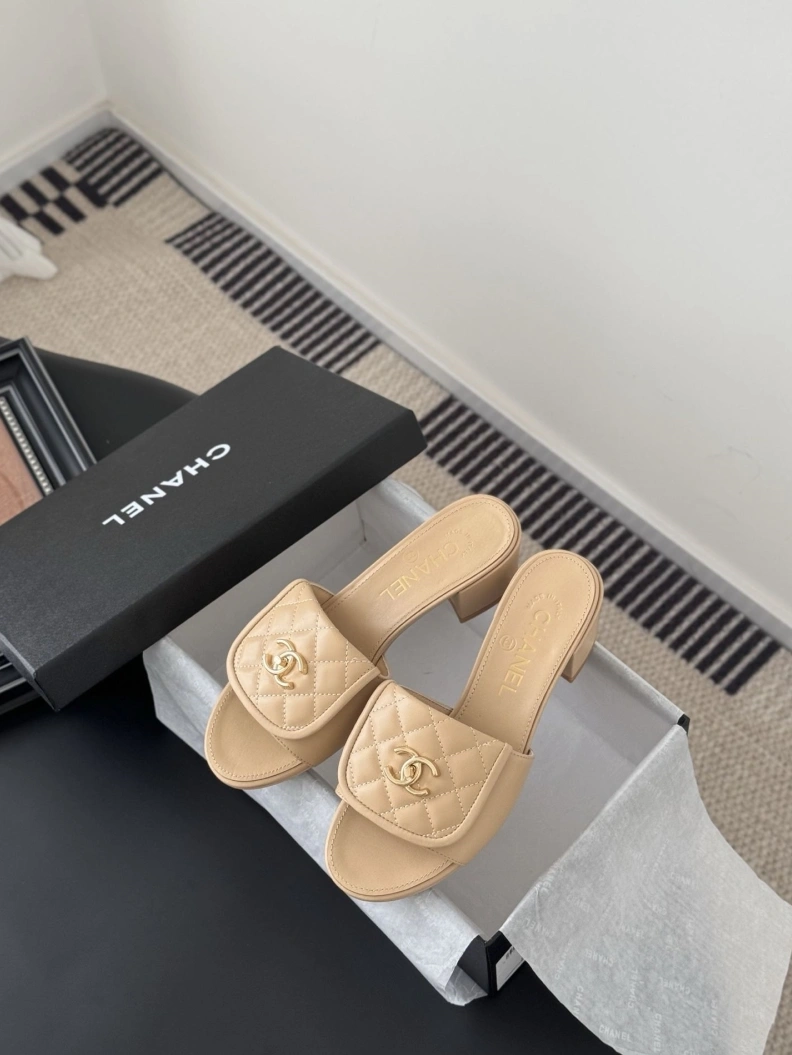HighQuality Chxnxl Slippers 118901