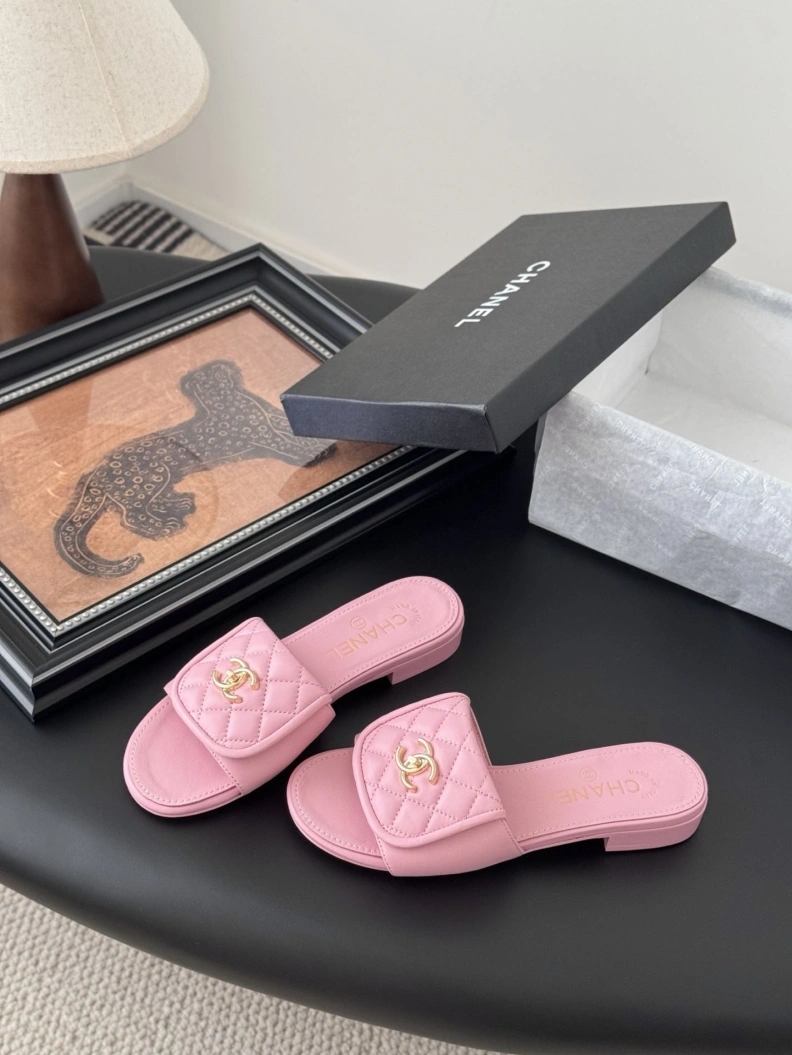 EyeCatching Chxnxl Slippers 118891