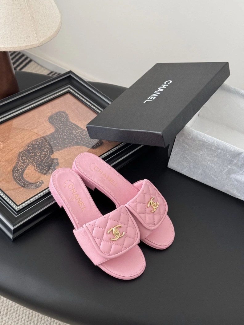 EyeCatching Chxnxl Slippers 118891
