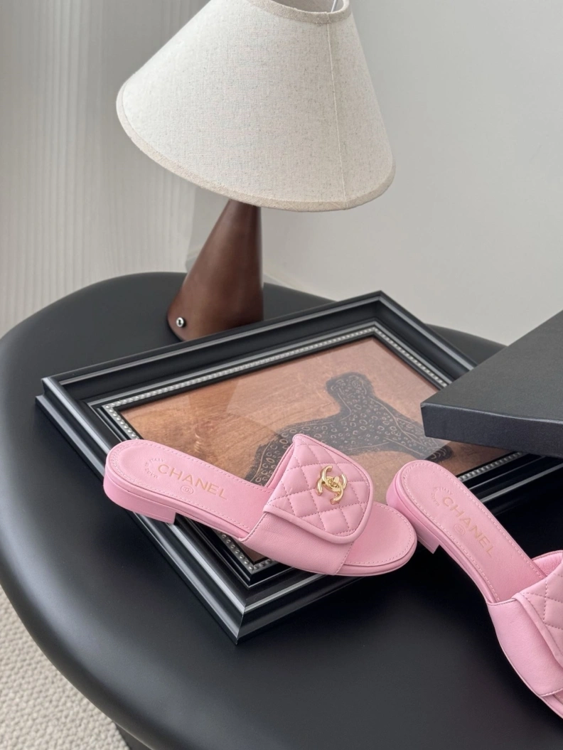 EyeCatching Chxnxl Slippers 118891