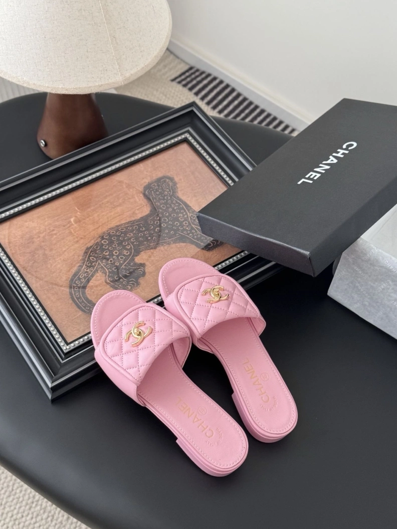 EyeCatching Chxnxl Slippers 118891