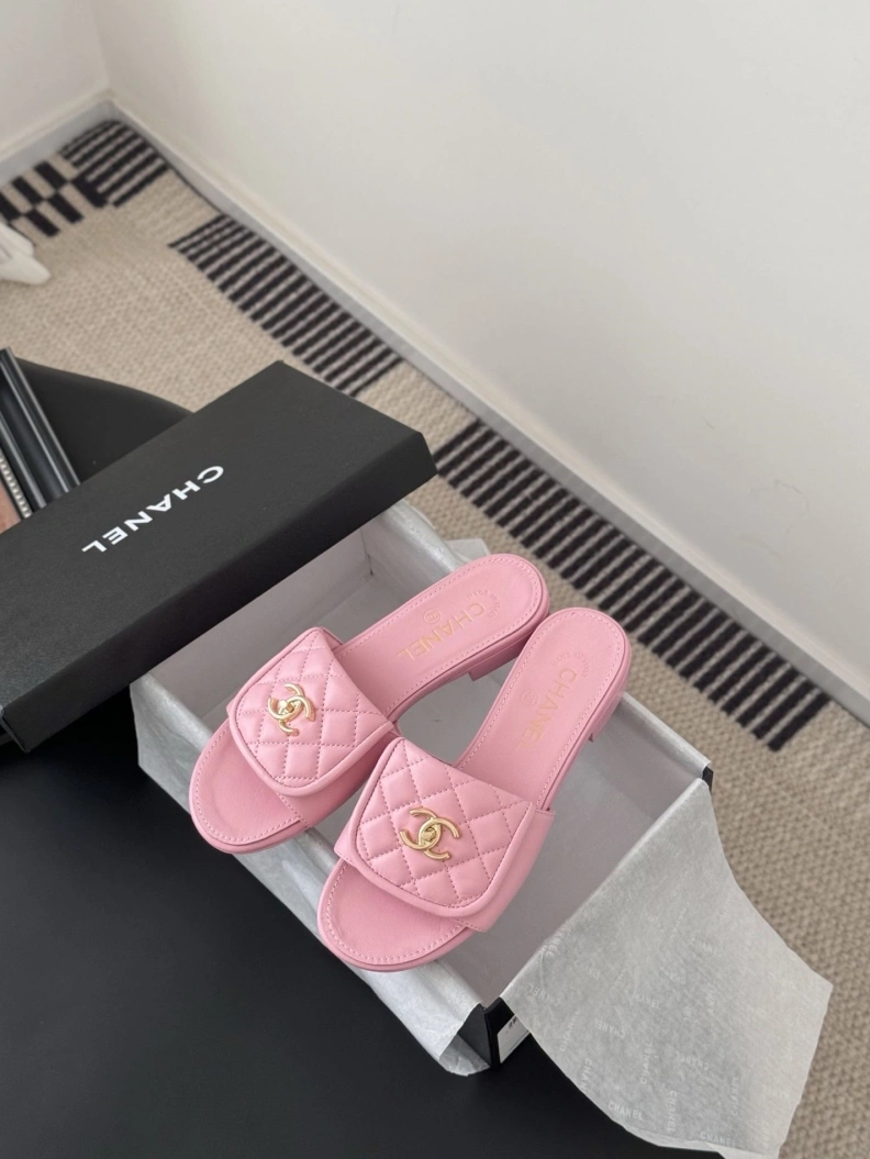 EyeCatching Chxnxl Slippers 118891