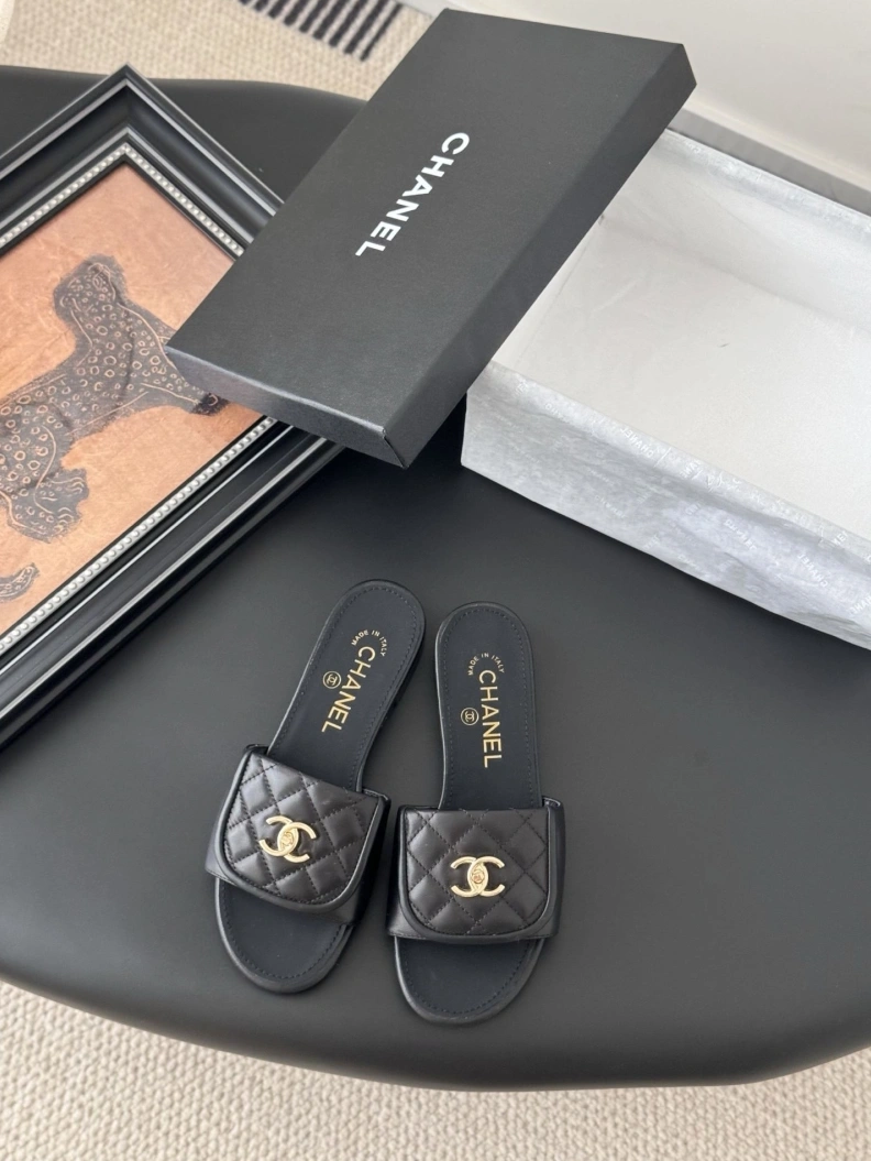 Versatile Chxnxl Slippers 118883
