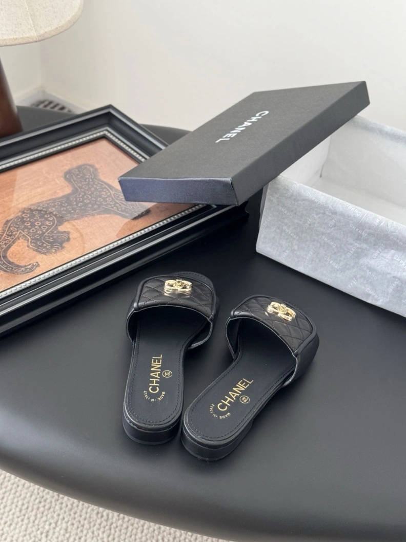 Versatile Chxnxl Slippers 118883