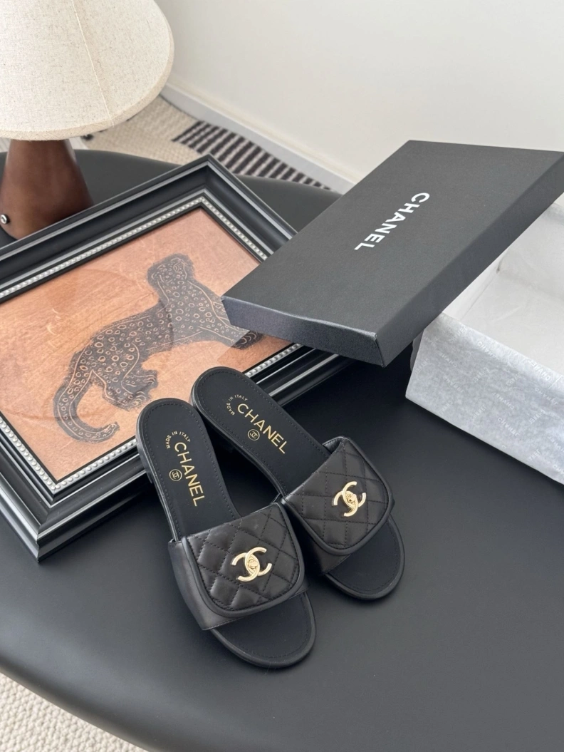 Versatile Chxnxl Slippers 118883