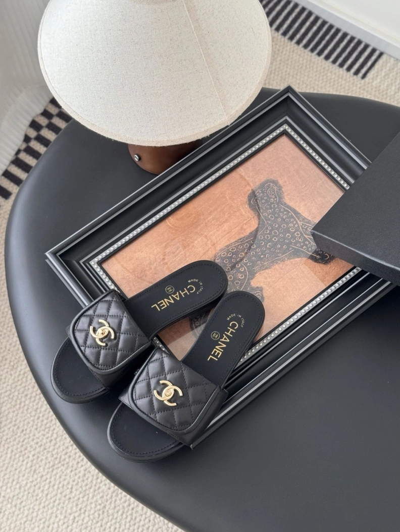 Versatile Chxnxl Slippers 118883